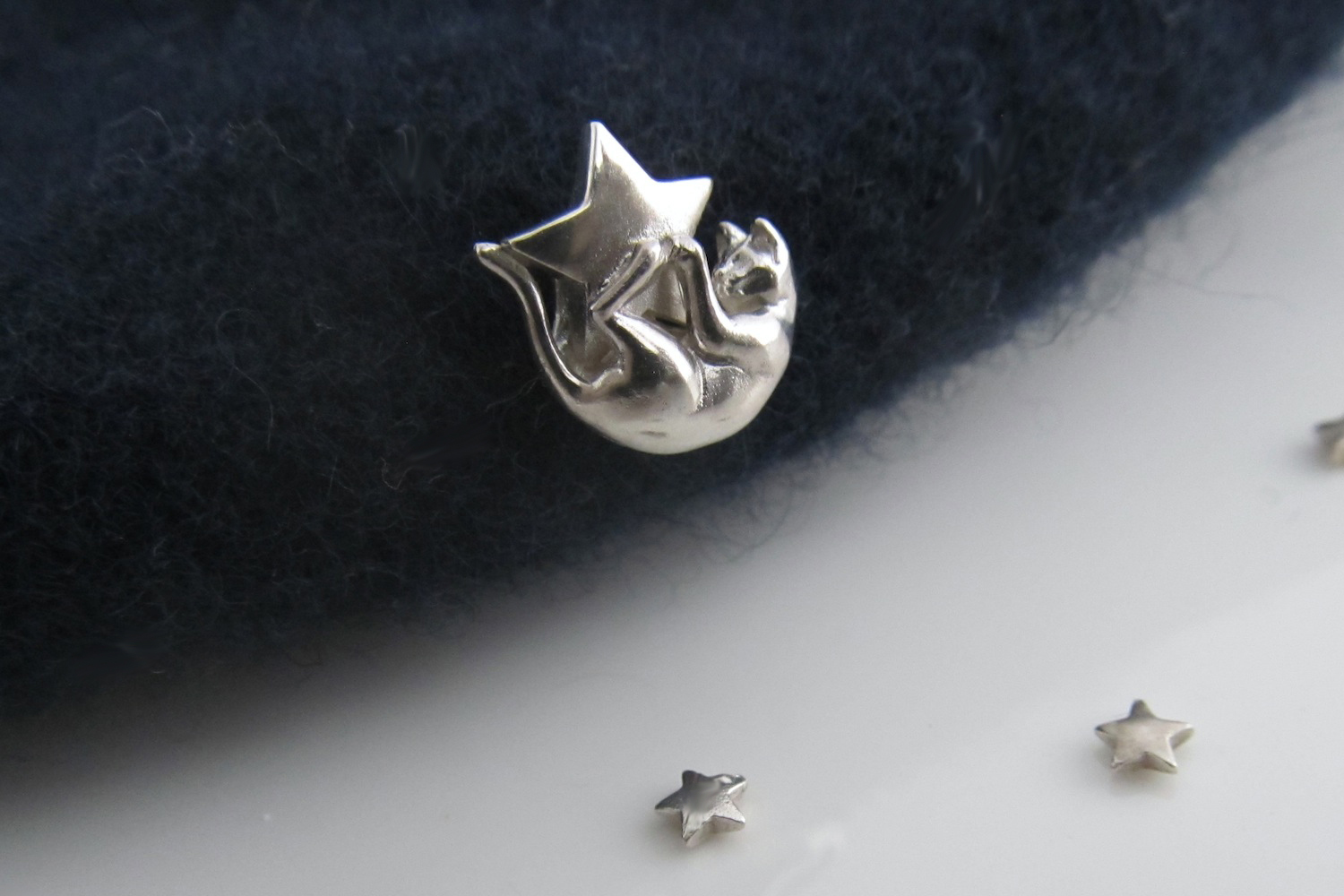 星をキャッチした猫のピンブローチ 　> STAR CATcher <